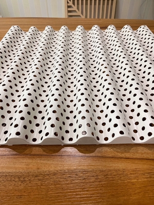 Sine Wave 600x630x2.0mm Panel Bergelombang Aluminium Dengan Perforasi Diameter 10mm