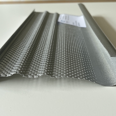 120x65x0.85mm Langit-langit Logam Aluminium J Bentuk Layar Standar Perforasi Metalik Berkilauan Perak
