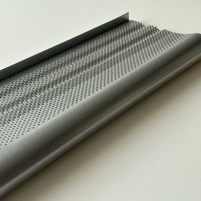 120x65x0.85mm Langit-langit Logam Aluminium J Bentuk Layar Standar Perforasi Metalik Berkilauan Perak