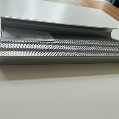 120x65x0.85mm Langit-langit Logam Aluminium J Bentuk Layar Standar Perforasi Metalik Berkilauan Perak