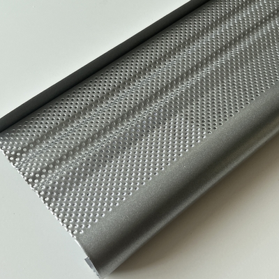 120x65x0.85mm Langit-langit Logam Aluminium J Bentuk Layar Standar Perforasi Metalik Berkilauan Perak