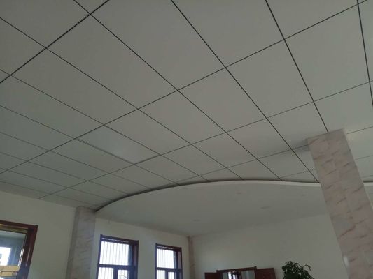 600x600mm Aluminium Berbaring Di Plafon Tebal 0,5mm Untuk Pusat Konvensi