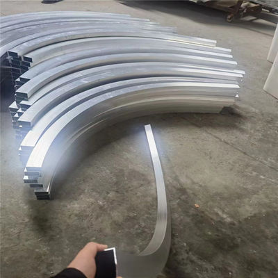 Desain Plafon Logam 3.0mm Sistem Plafon Baffle Melengkung Vertikal yang Dapat Disesuaikan