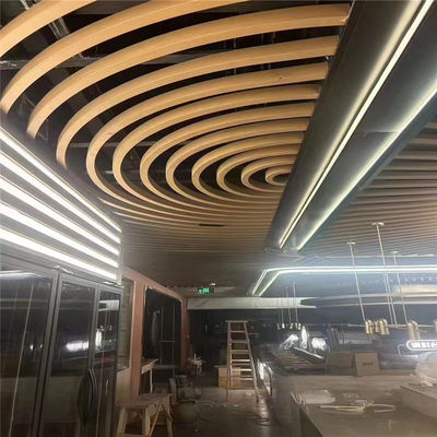 Disesuaikan Aluminium Curved U Baffle Ceiling RAL Color Powder Coated
