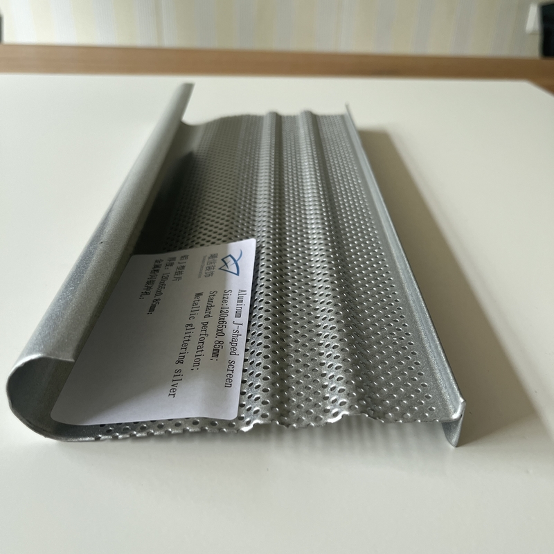 120x65x0.85mm Langit-langit Logam Aluminium J Bentuk Layar Standar Perforasi Metalik Berkilauan Perak