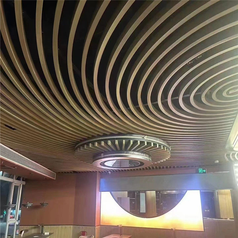 Disesuaikan Aluminium Curved U Baffle Ceiling RAL Color Powder Coated